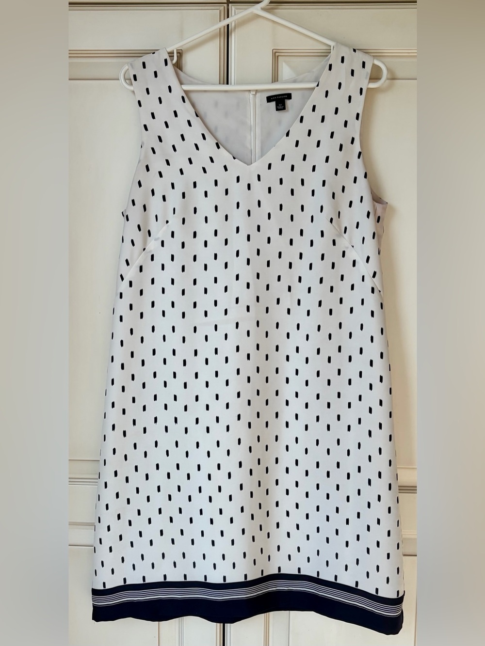 Ann Taylor White Sleeveless V-Neck Shift Dress with Black Print. Sz 12-more Med